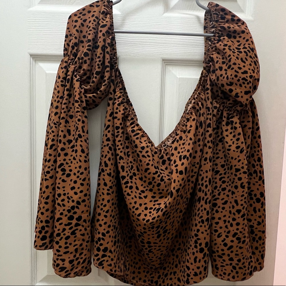 Off the shoulder shirt with wide sleeves